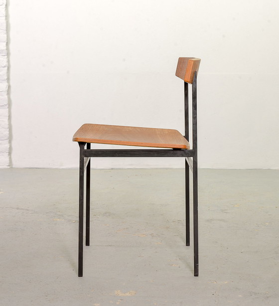 Image 1 of Auping Model 552 Carelle Serie Minimalistische Bijzet / Eetkamerstoelen, Teakhout en Zwart Staal. Nederland, jaren 1950.