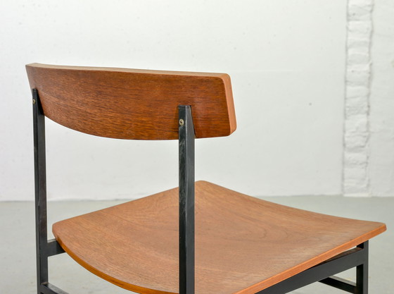 Image 1 of Auping Model 552 Carelle Serie Minimalistische Bijzet / Eetkamerstoelen, Teakhout en Zwart Staal. Nederland, jaren 1950.