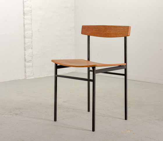 Image 1 of Auping Model 552 Carelle Serie Minimalistische Bijzet / Eetkamerstoelen, Teakhout en Zwart Staal. Nederland, jaren 1950.