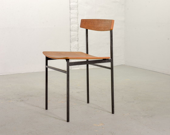 Image 1 of Auping Model 552 Carelle Serie Minimalistische Bijzet / Eetkamerstoelen, Teakhout en Zwart Staal. Nederland, jaren 1950.