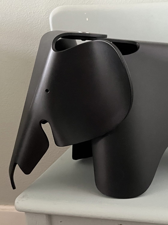 Image 1 of Showroommodel Eames Elephant small zwart