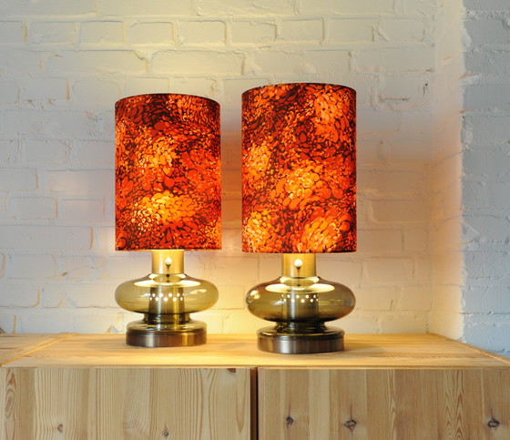 Image 1 of Set Van 2 Space Age Rookglazen Lampvoeten Met Nieuwe Handgemaakte Lampenkappen Van Originele Vintage Stof.