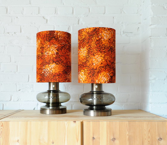 Image 1 of Set Van 2 Space Age Rookglazen Lampvoeten Met Nieuwe Handgemaakte Lampenkappen Van Originele Vintage Stof.