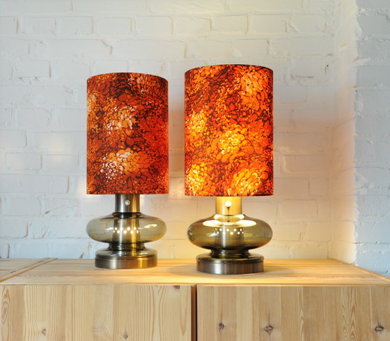 Image 1 of Set Van 2 Space Age Rookglazen Lampvoeten Met Nieuwe Handgemaakte Lampenkappen Van Originele Vintage Stof.