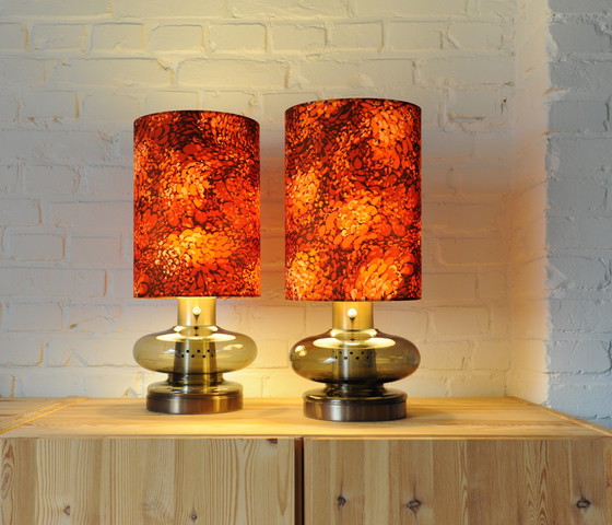 Image 1 of Set Van 2 Space Age Rookglazen Lampvoeten Met Nieuwe Handgemaakte Lampenkappen Van Originele Vintage Stof.