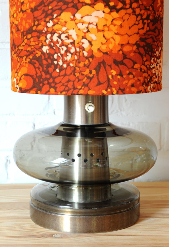 Image 1 of Set Van 2 Space Age Rookglazen Lampvoeten Met Nieuwe Handgemaakte Lampenkappen Van Originele Vintage Stof.