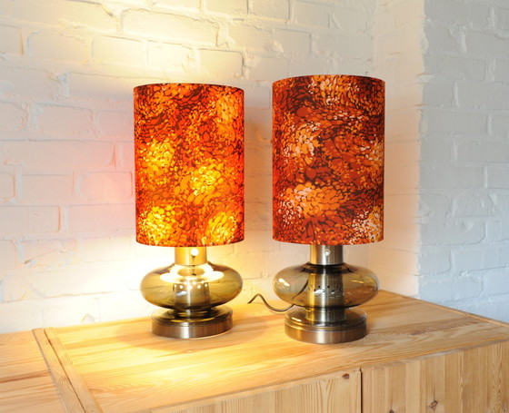 Image 1 of Set Van 2 Space Age Rookglazen Lampvoeten Met Nieuwe Handgemaakte Lampenkappen Van Originele Vintage Stof.