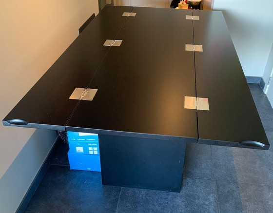 Image 1 of Moderne zwart gelakte tafel die in de lengte kan worden uitgeklapt