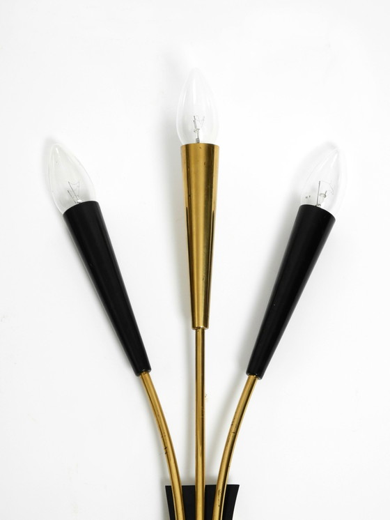 Image 1 of Twee prachtige grote Mid Century Moderne Messing 3-lichts kegel wandlampen