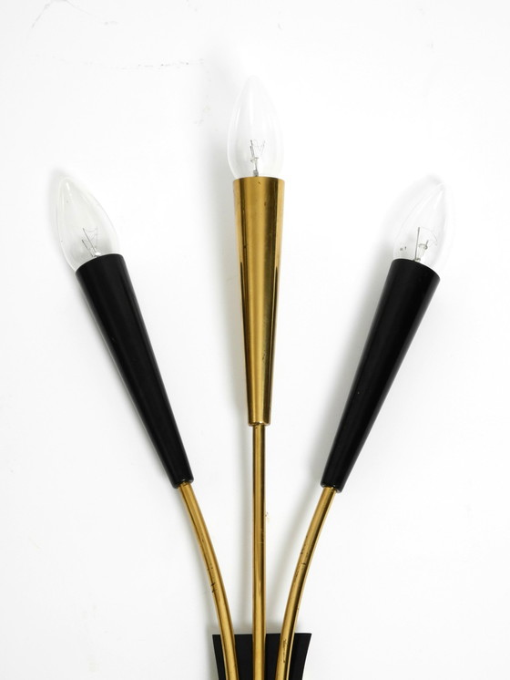 Image 1 of Twee prachtige grote Mid Century Moderne Messing 3-lichts kegel wandlampen