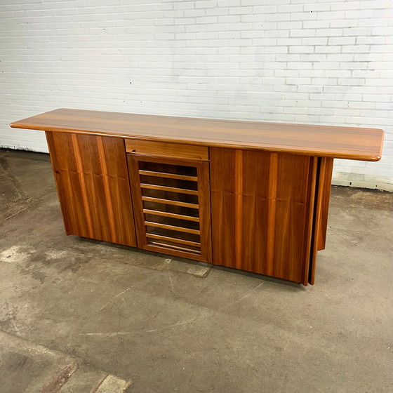 Image 1 of Italiaans vintage dressoir kast met walnoot hout