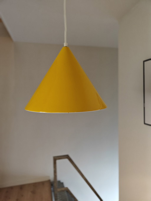 Twee emaille hanglampen van Louis Poulsen designer Arne Jacobsen