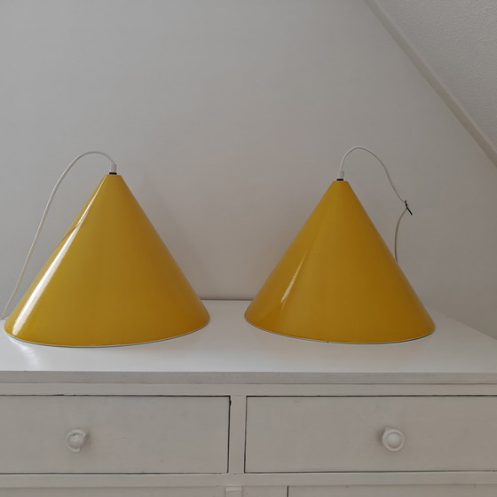 Image 1 of Twee emaille hanglampen van Louis Poulsen designer Arne Jacobsen