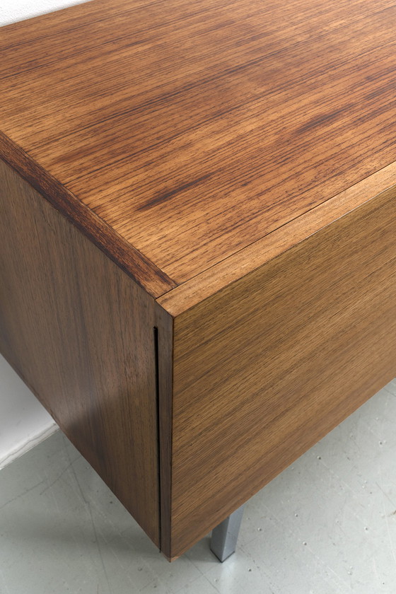 Image 1 of Vintage kastje met chromen poten