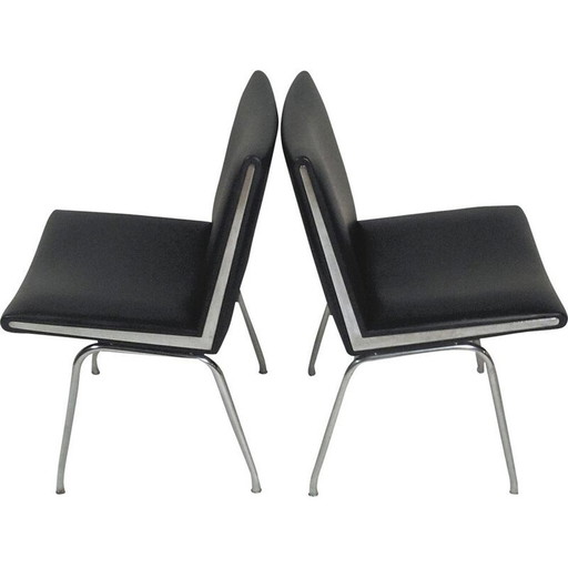 Set van twee Airport loungestoelen in zwart van Hans J. Wegner voor A.P. Stolen 1960