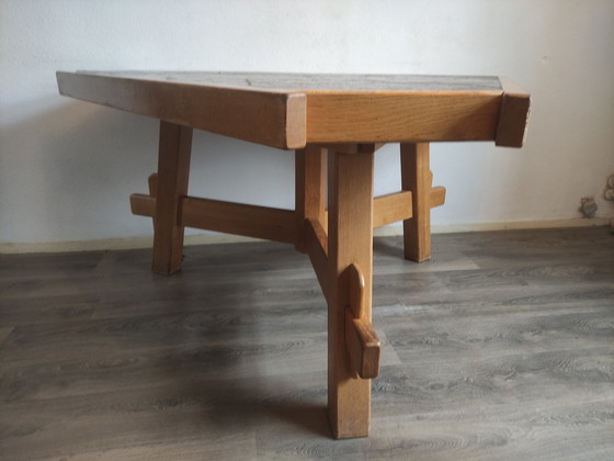 Image 1 of Vintage brutalist, sculptural eiken driehoek eettafel