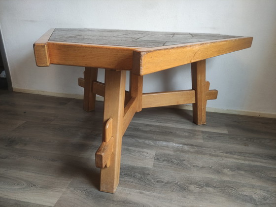 Image 1 of Vintage brutalist, sculptural eiken driehoek eettafel
