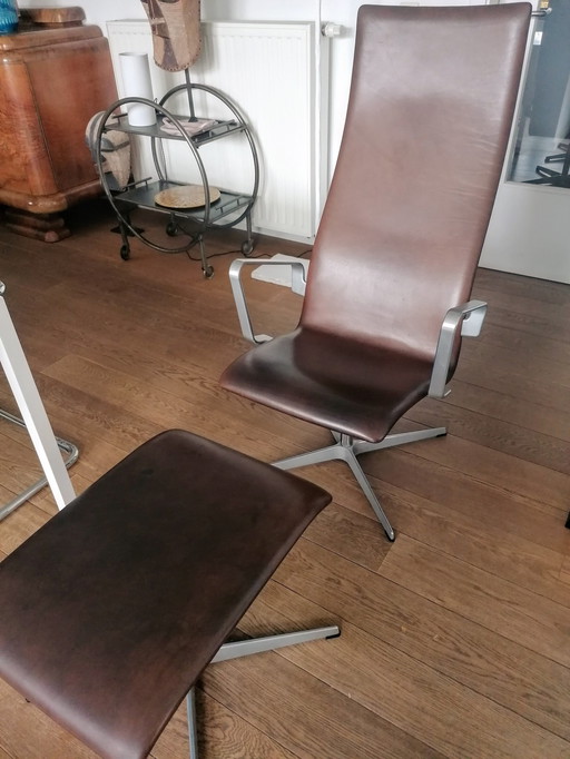 Oxford Stoel Met Ottoman Door Arne Jacobsen Voor Fritz Hansen