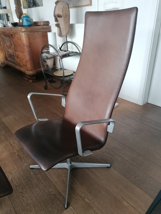 Oxford Stoel Met Ottoman Door Arne Jacobsen Voor Fritz Hansen