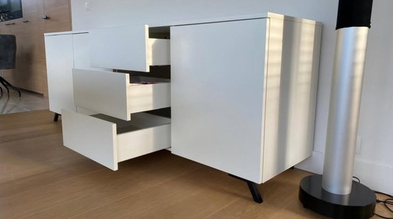 Image 1 of Stijlvolle Witte Dressoir Met Zwarte Metalen Pootjes