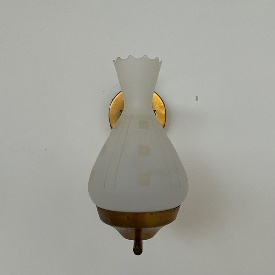 Image 1 of Paar Zweedse vintage opaline glas en messing wandlampen, jaren 1960