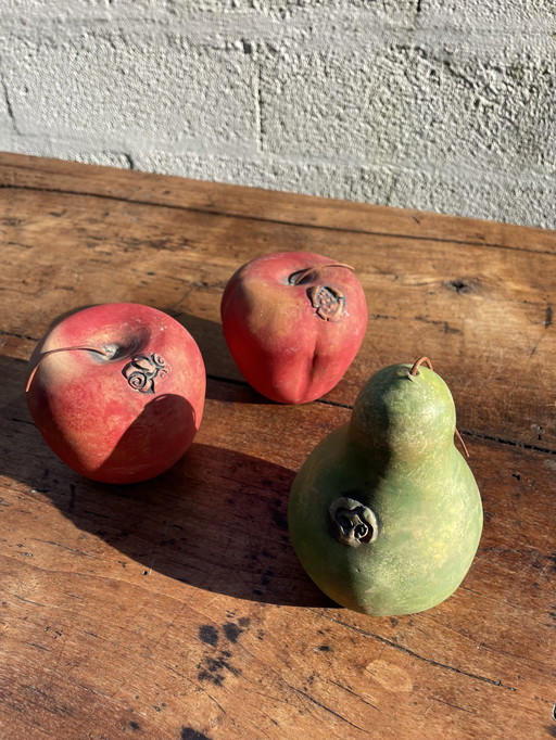 Appels en ornamentele poriën in handgemaakte keramiek Gesigneerd