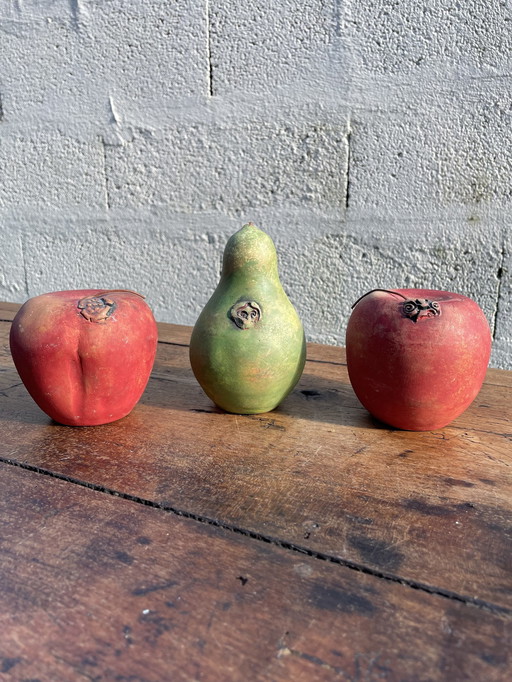 Appels en ornamentele poriën in handgemaakte keramiek Gesigneerd