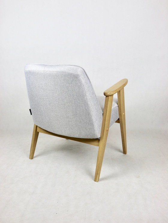 Image 1 of Beige en grijs model 366 lounge stoel van Józef Chierowski, 1970S - 2 fauteuils in de set