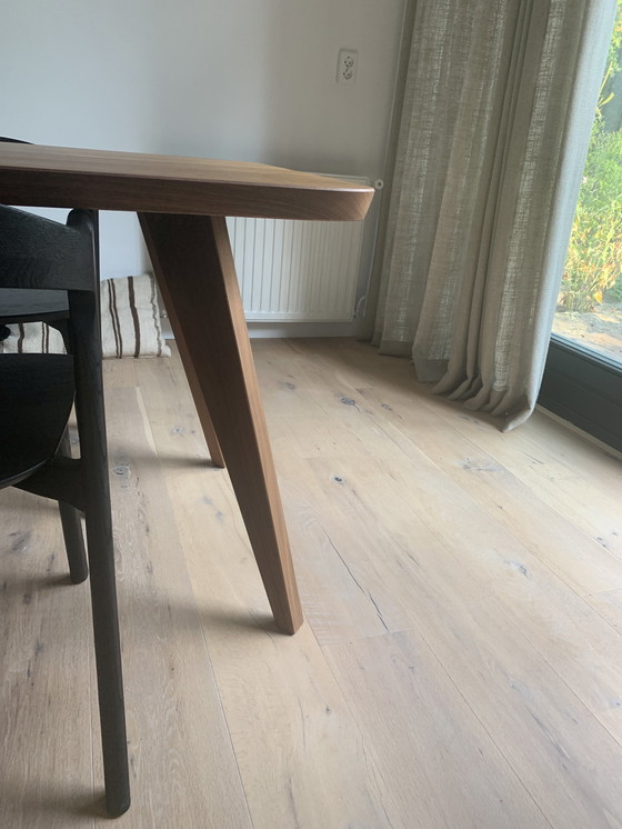 Image 1 of Notenhouten tafel + 4x stoel