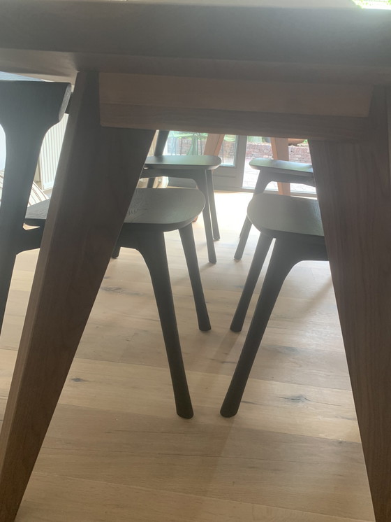 Image 1 of Notenhouten tafel + 4x stoel