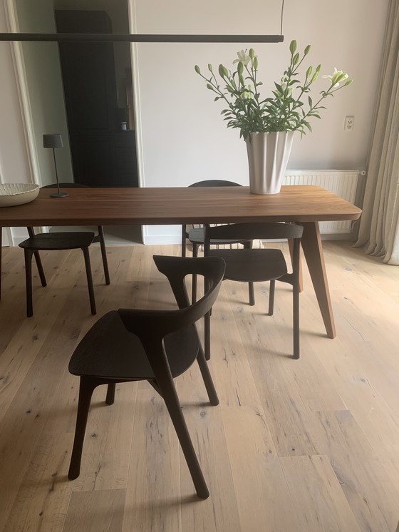 Image 1 of Notenhouten tafel + 4x stoel