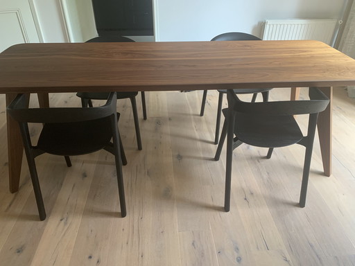 Notenhouten tafel + 4x stoel