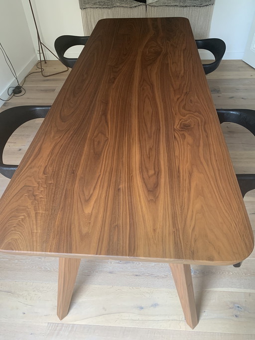 Notenhouten tafel + 4x stoel