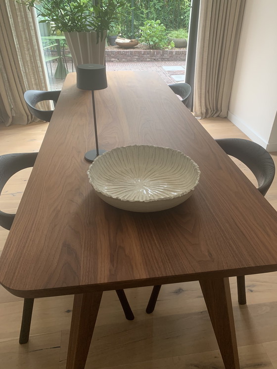 Image 1 of Notenhouten tafel + 4x stoel