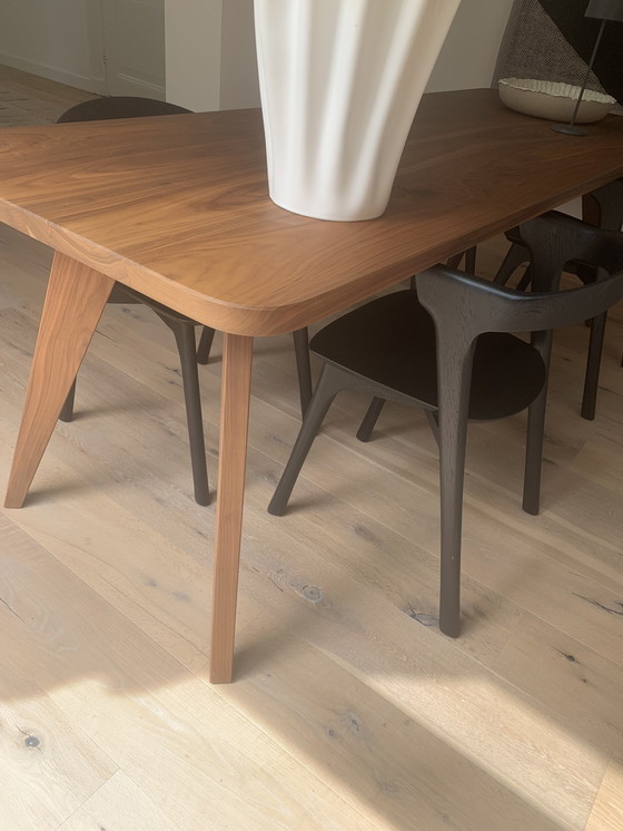 Image 1 of Notenhouten tafel + 4x stoel