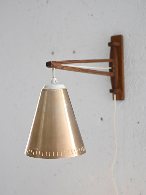 1960S Deense teakhouten wandlamp met verstelbare arm en metalen kap