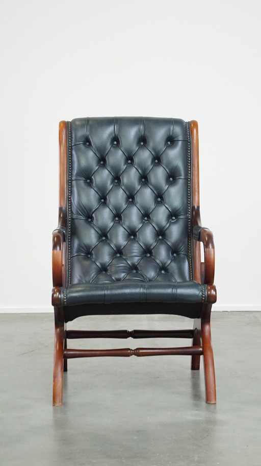 Donkerblauwe Chesterfield Fauteuil Gemaakt Van Rundleer En Gecombineerd Met Hout