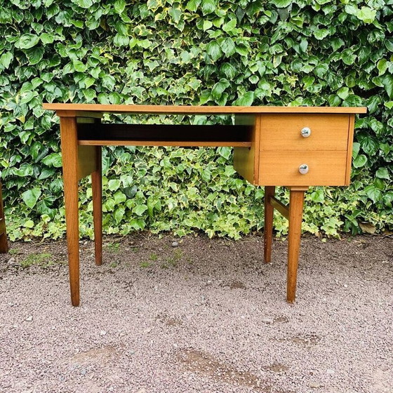 Image 1 of Vintage honingkleurig bureau met 2 laden