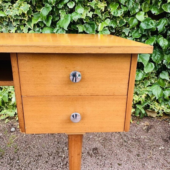 Image 1 of Vintage honingkleurig bureau met 2 laden