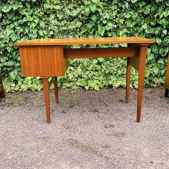 Image 1 of Vintage honingkleurig bureau met 2 laden