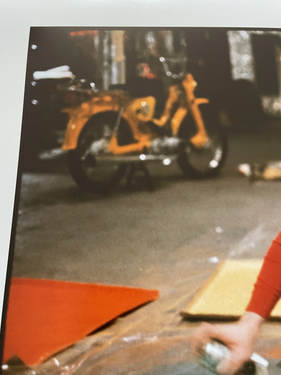 Image 1 of Nat Finkelstein ( 1933-2009), Andy Warhol met spuitbus.   