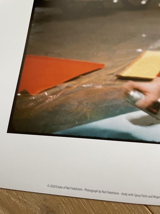 Image 1 of Nat Finkelstein ( 1933-2009), Andy Warhol met spuitbus.   