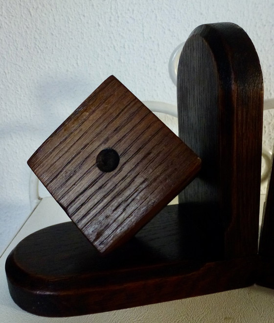 Image 1 of Vintage Boekensteunen (2) - Hout, Met Een Dobbelsteen