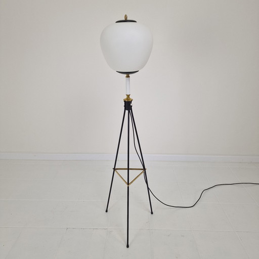 Stilnovo driepoot vloerlamp met opaline glas, Italië 1950'S