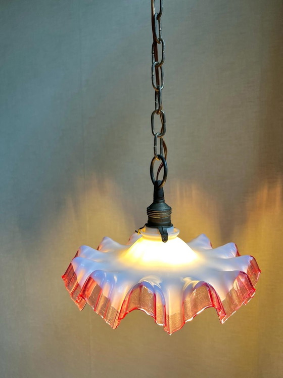 Image 1 of Franse Art Deco Piecrust lamp van Opaline glas Wit met Roze rand