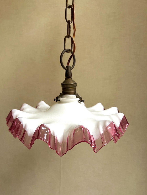 Image 1 of Franse Art Deco Piecrust lamp van Opaline glas Wit met Roze rand