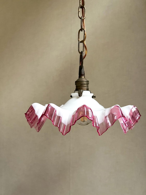 Image 1 of Franse Art Deco Piecrust lamp van Opaline glas Wit met Roze rand