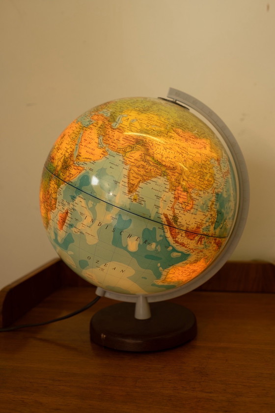 Image 1 of Vintage globe lamp