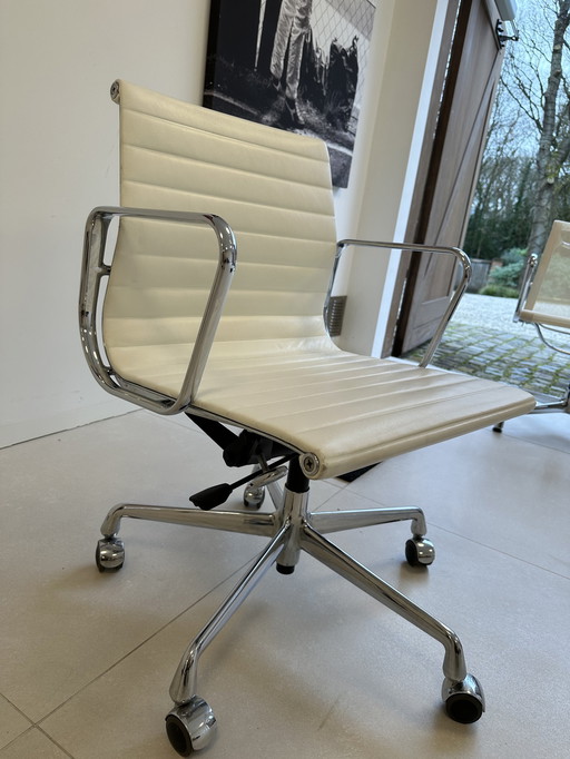 Vitra bureaustoel draai en wieltjes EA 117 Eames