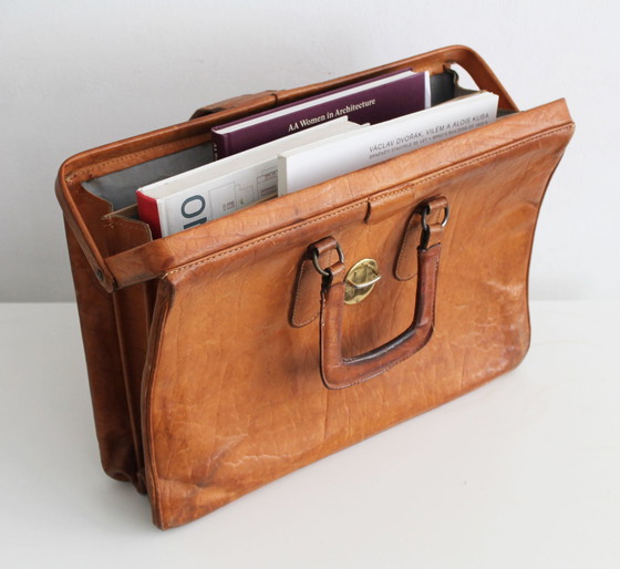 Image 1 of Leren aktetas uit 1950